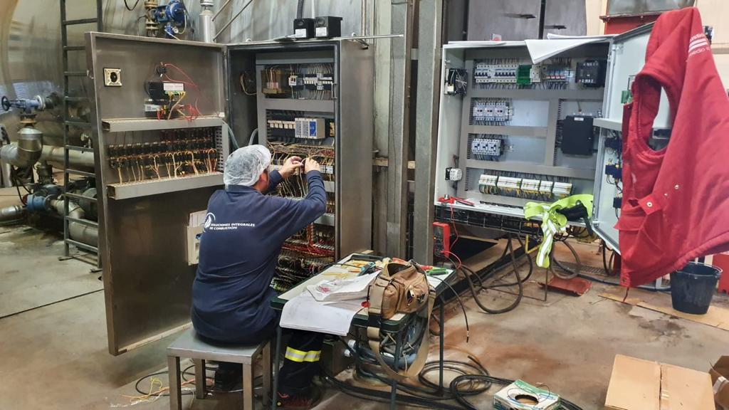 Installation of electrical panel in a biodiesel facility - Soluciones Integrales de Combustion