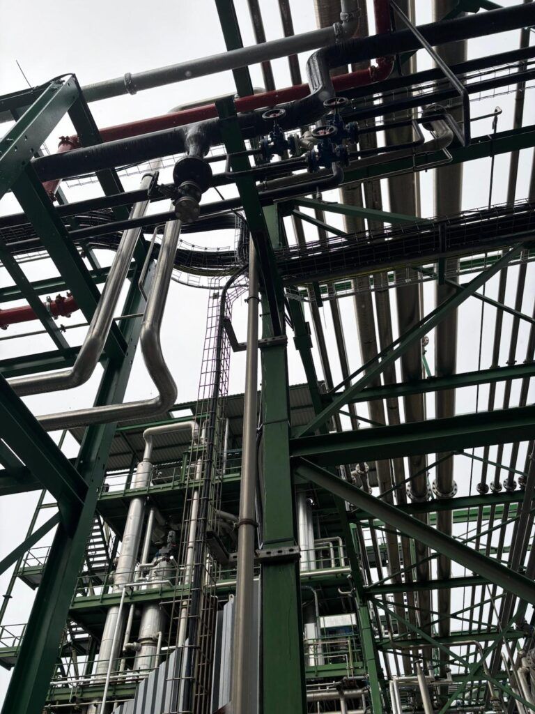 Instalación de un sistema de calentamiento de destiladores en una planta de gestión de residuos  - Soluciones Integrales de Combustión