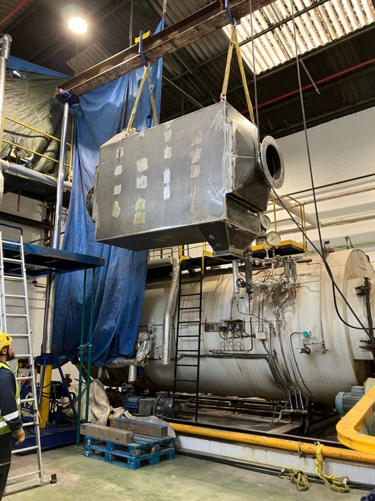 Montaje de un precalentador de gases de combustión - Soluciones Integrales de Combustión Montaje de un precalentador de gases de combustión - Soluciones Integrales de Combustión